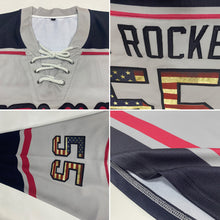 Laden Sie das Bild in den Galerie-Viewer, Custom Gray Vintage USA Flag Black-Crimson Hockey Lace Neck Jersey
