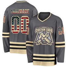 Laden Sie das Bild in den Galerie-Viewer, Custom Steel Gray Vintage USA Flag Cream-Black Hockey Jersey
